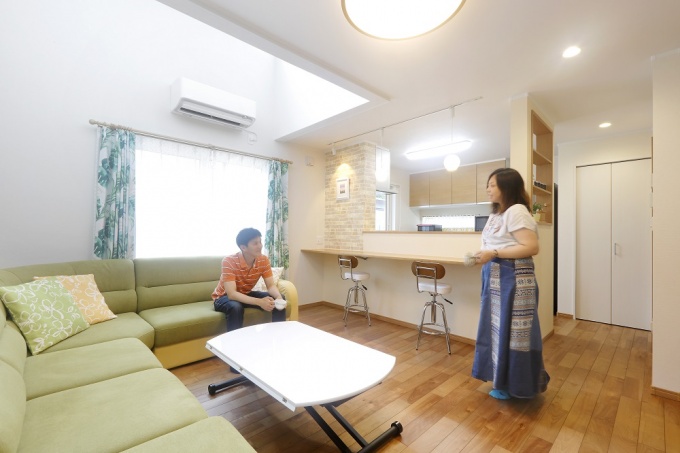 南側の吹き抜けと窓を活かししつつ、キッチンや階段など間取りを大きく変更。明るいリビングで話も弾みます