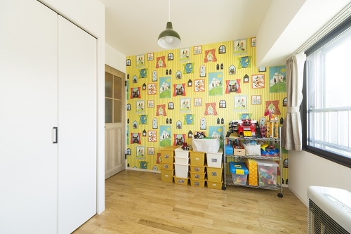 コロボックルの壁紙が元気よく楽しい子供部屋。「成長に合わせて貼り替えてもいいかな」と奥さま
