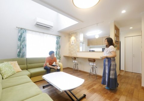 南側の吹き抜けと窓を活かししつつ、キッチンや階段など間取りを大きく変更。明るいリビングで話も弾みます