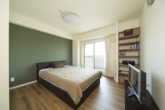 容量たっぷりのウォークインクローゼットがある２階寝室。モスグリーン色がくつろぎ感を演出します