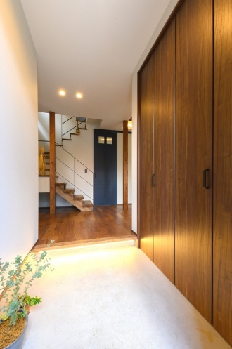 玄関の上がり框（かまち）には、足元を優しく照らす間接照明を設置。玄関を含め1階には床暖房を敷設しています。