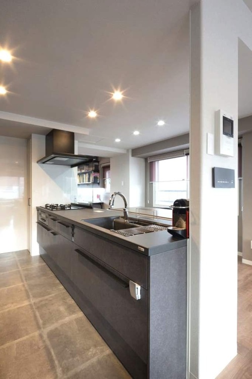 お手入れがラクなセラミックトップのキッチン。奥の壁は一面マグネットボードに