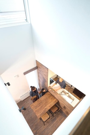 「広がり感が欲しい!」と取り入れた吹き抜け。上部に設けた大きな窓から差し込む光が気持ちいい