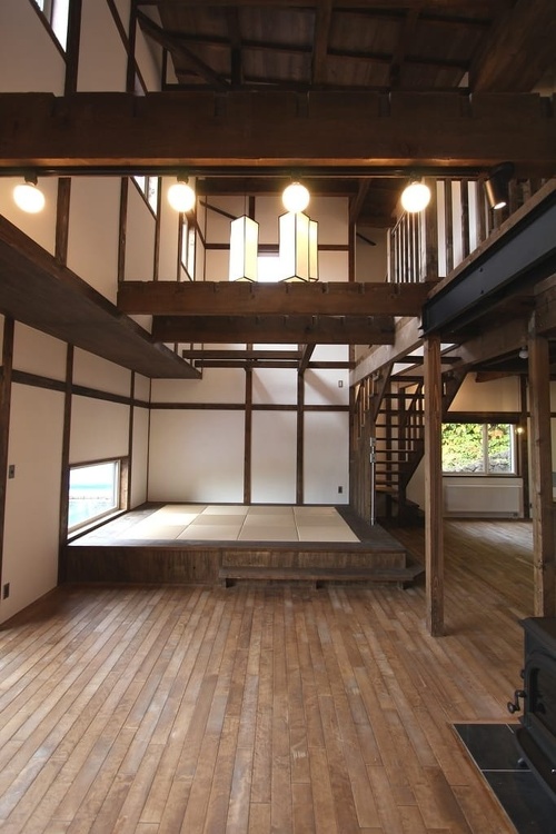 真壁風のデザインと地窓、ご主人手製の和紙の照明で“日本の美”を演出した小上がりは、懐かしくも心落ち着く空間です
