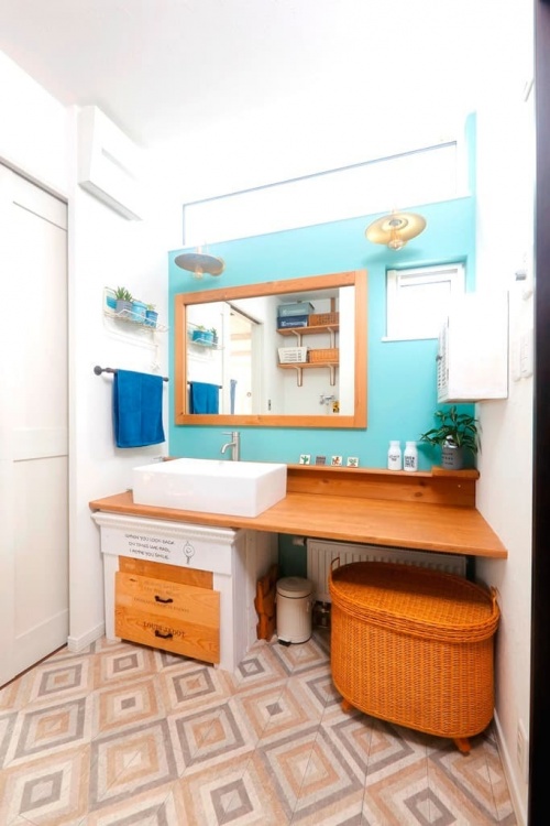 造作洗面台や大きな鏡など、奥さまのイメージをそのまま実現した洗面化粧室。