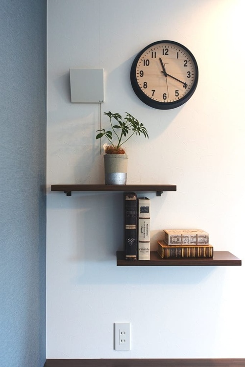 リーディングルームの壁に配した造作インテリアカウンター