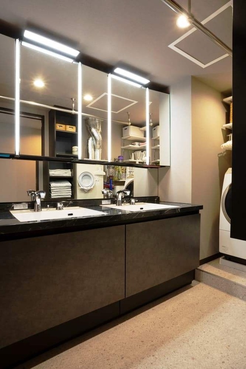 5人家族で朝は大混雑する洗面台。コンラッド風の贅沢なしつらえに変身