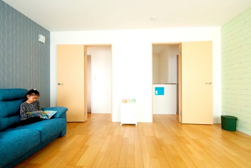 ２室に仕切ることもできる子供部屋。ドアや壁紙の優しい色合いにほっと心和む空間です