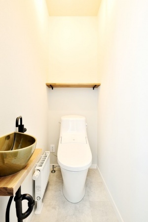 シンプルデザインのトイレには、おしゃれな手洗いボウルでアクセントを付けて。