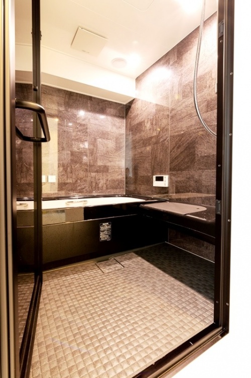ハイグレードな浴室の入口にはスモークガラスの開き戸を選んで。