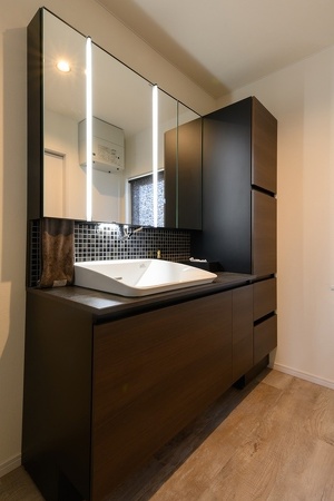 廊下に隣接する洗面室は、来客中もお嬢さんが気兼ねなく使えるように引き違い戸を新たに入れています