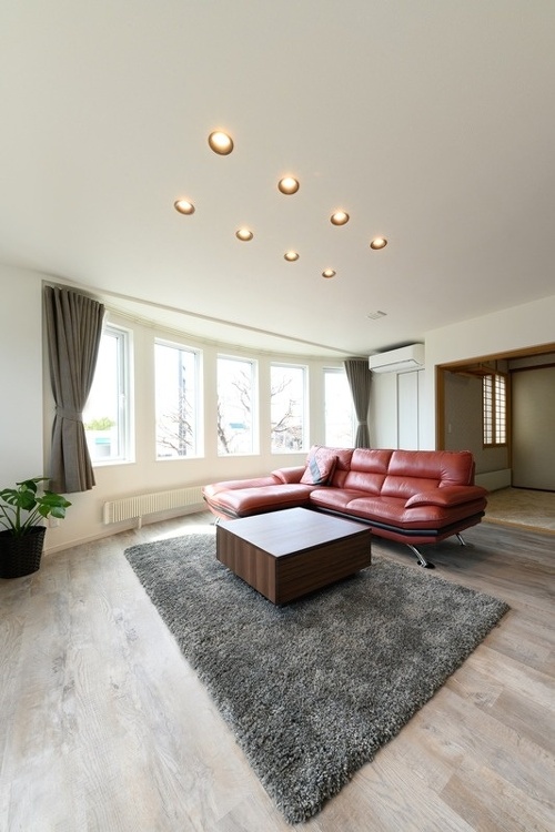 ダウンライトで天井面すっきり。これもT邸のリビング空間に視覚的な広がり感を与えている要因です