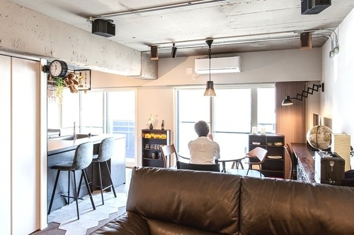 壁で囲われていたキッチンは向きを変え、オープン空間に。内窓は断熱性の高いサッシに交換しています