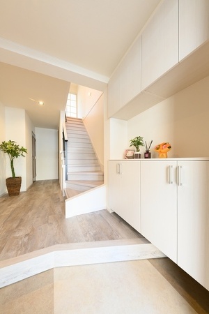 窓が多く、ふんだんに日が差し込む２階。その光の恩恵を受け止めるように、１階の玄関にも明るく自然光が回って