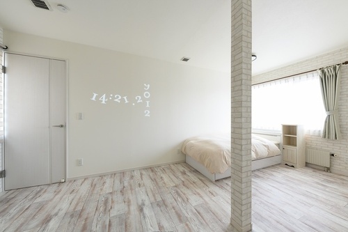 プロジェクター付きの照明を取り付けて動画などを楽しんでいるお嬢さんの部屋は、3階の2部屋を一室化。