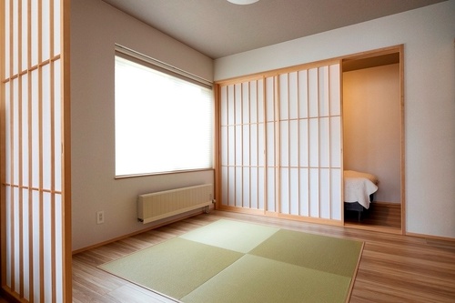お父さまの寝室は、琉球畳の和室と隣接しています