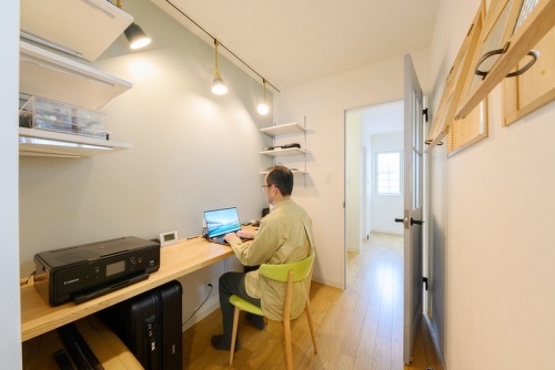 在宅勤務もあるので、静かな環境のワークスペースを新設。隣室から光と風を取り入れられる室内窓も備えて