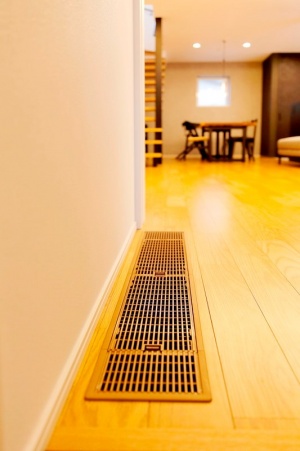 1階は床に空調の給気グリルを設置。エアコンと違い、風を吹き出すことなく室内を適温に
