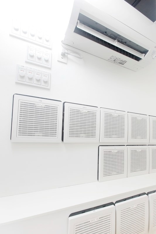 空調室内には、エアコン1台、屋内各所とつながる送風口、熱交換後の外気を取り込む給気口があります