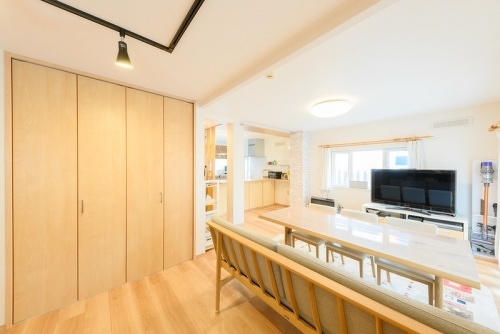 クローゼットは奥行きを浅くして新たにつくり直し。その分、部屋が広くなりました