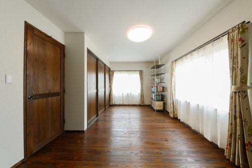 カサシマ住宅のリフォーム事例。2階の洋室はお子さんが家族を連れて帰ってきたときのスペースに活用①