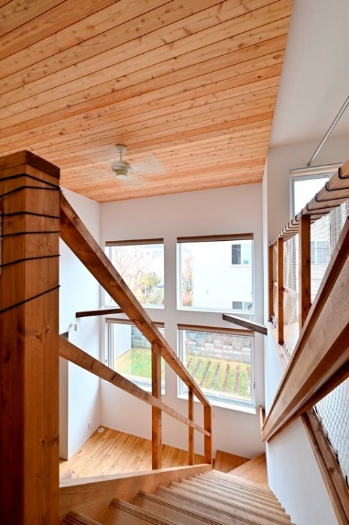 階段手すりは奥さまがネットで見つけたデザインに。自然塗料のオスモカラー１度塗りで木の質感をキープ