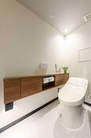 足元が狭かったトイレはスペースを拡張し、間接照明を効果的に見せています