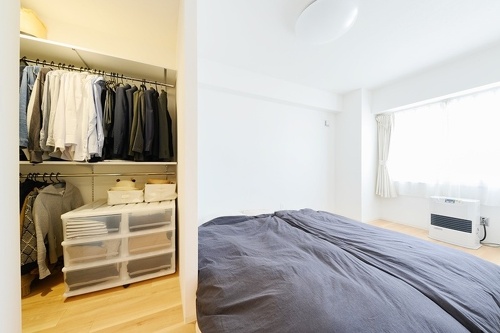 寝室併設のウォークインクローゼットは、面積を広げて収納力をUP。ご夫妻の衣類がきれいに収まりました