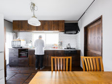 カサシマ住宅のリフォーム事例。木の風合い豊かな造作キッチン①