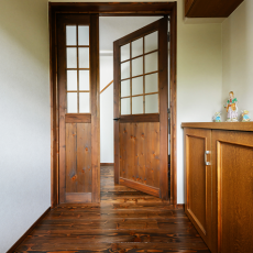 カサシマ住宅のリフォーム事例。道産トドマツを使った格子デザインの繊細さが美しい調和したオリジナル制作の親子ドア。