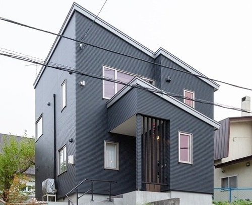 《After》黒い外壁が若々しい印象。玄関脇に電気自動車用の充電コンセントも設置済み