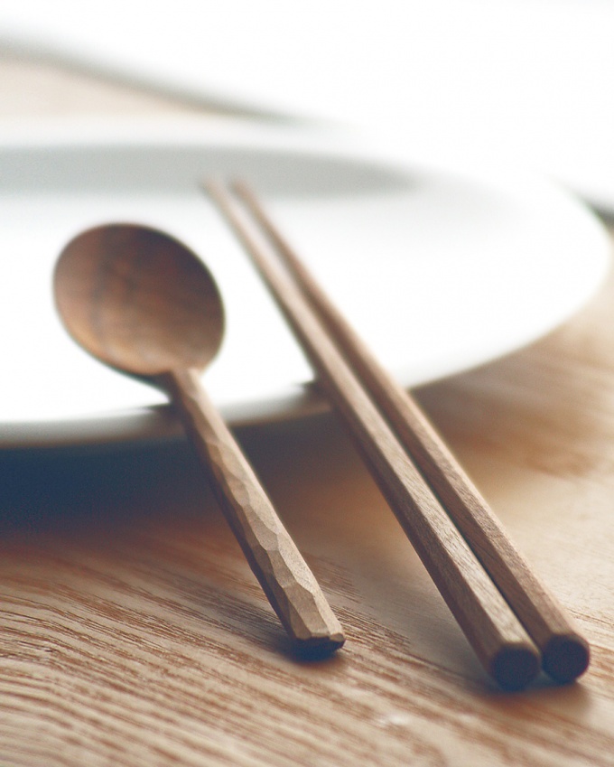 桜の木で制作したスプーンと箸