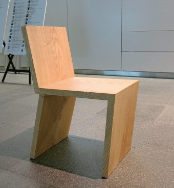 一枚板のヤチダモを使用して制作した椅子