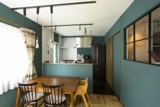 RELIFEのリフォーム事例。北王リフォームの事例。痛んだ外壁と寒い浴室。ヘリンボーンのウッドタイルの床。おしゃれな照明。玄関ホールとダイニングの壁に内窓。土足使用も可能な耐久性のある建材。テーマカラーで統一感のある住まい。浴室の断熱補強。