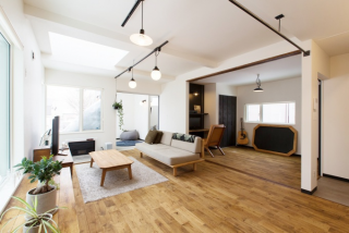 【札幌　中古住宅　リノベーション】札幌市東区の中古住宅を買ってリノベーション実例。新婚旅行で行ったNYのデザインホテル風。施工に参加。こだわりの内装スケジュールや予算を調整。ヴィンテージデザイン、クールデザイン。＜札幌・リノベーション＞ 戸建てリノベーションの実例をご紹介します。「デザイン、機能を兼ね備えた　開放感　光あふれる」リノベーションリノベーション事例です。