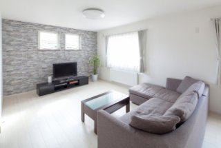 妊娠をきっかけに実家に近い場所で中古物件を探し、築４３年の中古一軒家をリノベーション。構造材はすべて取り替え。希望の対面キッチン、書斎スペース、３.８帖のウォークインクローゼット、床下収納に食品庫。使い勝手とデザイン性、グレード感のある家が完成。札幌市の戸建て中古住宅リノベーション施工例。施工は住友不動産株式会社新築そっくりさん北海道