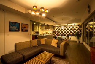 造作本棚を備えたLDK中心の、好みのインテリアにリノベーション。テイストを整える。札幌の街を一望。短期間での施工。耐荷重力と高層階への搬入。現地で組み上げる大型家具。i・e・sリビング倶楽部のリフォーム事例。イエスリビングのリフォーム。札幌市中央区のリフォーム・リノベーション。