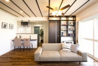 物件からインテリアまでのトータル提案。開放感のあるリゾート風の住空間。家具や設備の寸法は1cm単位で検討し、空間を広く効率的に使えるベストなカタチを追求。オリジナルで創り上げるリノベーション。