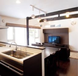 リフォームマニュアル  〜ここまでできる！［戸建て編］一戸建ての場合は、集合住宅に比べると自由度が高いと思われがちですが、構造や建築基準法による制約、場合によっては地域の条例がネックになる場合も。それらを踏まえたうえで、「ここまでできる！」リフォームの現状をご紹介します。水回り：水回りはプロに相談を。効率的な動線や広さの確保のために、キッチンや浴室を移動させたい…。水回りの移動は難しそうですが、一戸建ての場合は比較的制約が少ないため、自由度が高くなります。まずは希望を相談し、プロの目線による提案を検討して