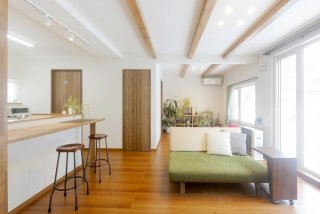 「我が家も築30年。そろそろ建て替えかな」と思っている方に、リフォームやリノベーションで新しくよみがえった、築古の中古住宅をご紹介します。