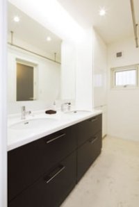 リフォームマニュアル  〜ここまでできる！［戸建て編］一戸建ての場合は、集合住宅に比べると自由度が高いと思われがちですが、構造や建築基準法による制約、場合によっては地域の条例がネックになる場合も。それらを踏まえたうえで、「ここまでできる！」リフォームの現状をご紹介します。間取り：間取りの変更は構造次第。鉄骨造、ブロック造を逆手にとって施工。ロフトや間仕切りを生かして部屋数を増やしたり、階段の架け替え。吹き抜けも可能。