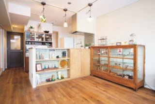 景観がいい上階の部屋を探し、中古マンションをリノベーションした実例を紹介します。昭和レトロなインテリアと住み心地のよい生活動線を実現した中古マンションだからできるリノベーションの好例です。施工は北王リライフ。