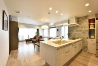 ステンドグラスを明り取りにして美しいアクセント。ベンチ付きのユニットバス。ペルシャ絨毯をかざるニッチ。洗面のモザイクタイル、トイレのサブウェイタイルなど、おしゃれなタイル使い。楽しい老後・介護の住まい。家事室のあるお家。将来への備えを万全に。札幌市西区のリフォーム。SAWAI建築工房のリフォーム事例