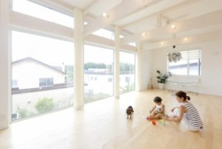 戸建て中古住宅のリノベーション実例をご紹介します。「白の開放感が心地よい暮らし」のリフォーム事例です。