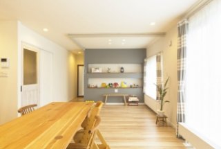 子供が生まれてマイホーム。リノベーション前提で見つけた物件は軽量鉄骨２階建ての工業化認定住宅、構造的な制約がある物件を購入。シンプルで温かな施工例に惹かれたＳＡＷＡＩ建築工房に施工依頼。対面キッチンの代わりにキッチン側面からダイニングを眺めれるプラン。的確な提案でストレスのない広くて明るい家が完成。札幌市清田区の戸建て中古住宅リノベーション事例。施工は株式会社ＳＡＷＡＩ建築工房