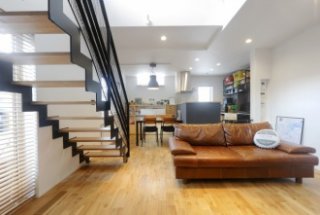 アルティザン建築工房のリフォーム、リノベーション事例。ブルックリンスタイル。ディティールまで妥協なく。好きなイメージを貫く。2階ホールのデスクコーナー。わがままをカタチにするリノベーション。収納のある備え付けベンチ。札幌市豊平区のリフォーム、リノベーション。