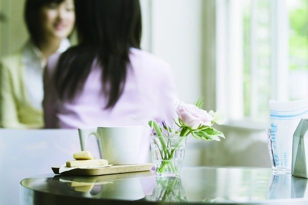 リフォーム会社をどう選ぶか?よい会社の見極め方は?はじめてのリフォームを実行するA子さんに、友人で経験者のB代さんとC恵さんがアドバイス。リフォーム女子会がだした結論は?