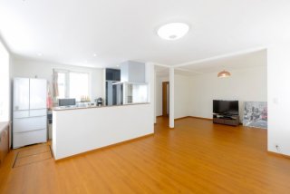 体験から学ぶ「部屋を増やす・減らす」リフォームのお悩み。「よかった！」という声をプランドゥリフォームに掲載された記事からご紹介します。2世帯暮らし＜完全分離型＞札幌市白石区の二世帯リフォーム実例。住まいのサポート21の施工事例。玄関が別々にあり、キッチン・水回りもそれぞれにある分離型2世帯住宅。内部階段で行き来ができる造りになっています。スペースを2室に振り分けて、寝室側はカウンターを造作。新たに引戸を設置使い慣れたL字型に。内窓のサッシを断熱・気密性に優れた樹脂製に変更。壁を抜いて動線を確保。