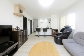 体験から学ぶ「部屋を増やす・減らす」リフォームのお悩み。「よかった！」という声をプランドゥリフォームに掲載された記事からご紹介します。2世帯暮らし＜部分共有型＞石山工務店のリフォーム事例。ホームウェル石山のリフォーム。旭川市のリフォーム。オープンハウスやモデルハウスを参考。インテリアに囲まれた暮らし。我が家テイストのアレンジ。オレンジとグリーンの椅子。プロにお任せ。玄関を真ん中に置く。スリット入りの玄関ドア。テラスとバルコニーのある家。明るすぎず暗すぎない空間。