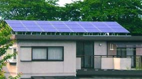 太陽光発電は、「太陽電池」と呼ばれる装置を用いて、太陽の光エネルギーを直接電気に変換する発電方式です。クリーンで膨大な太陽の光という無尽蔵のエネルギーを活用する太陽光発電はエネルギー源の確保が簡単で、地球にもやさしい資源です。